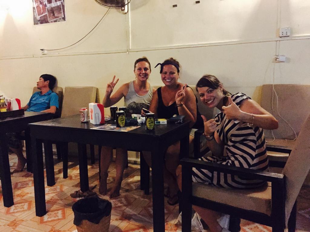 The Happy House Hostel Phnom Penh Exterior photo