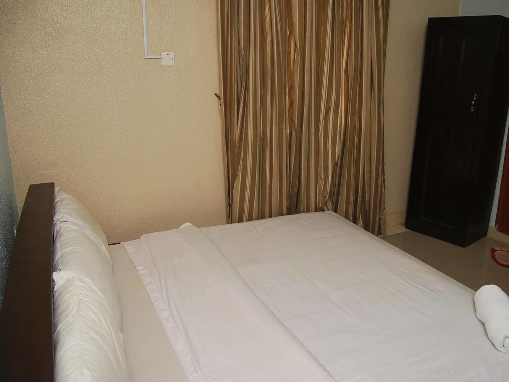 The Happy House Hostel Phnom Penh Exterior photo